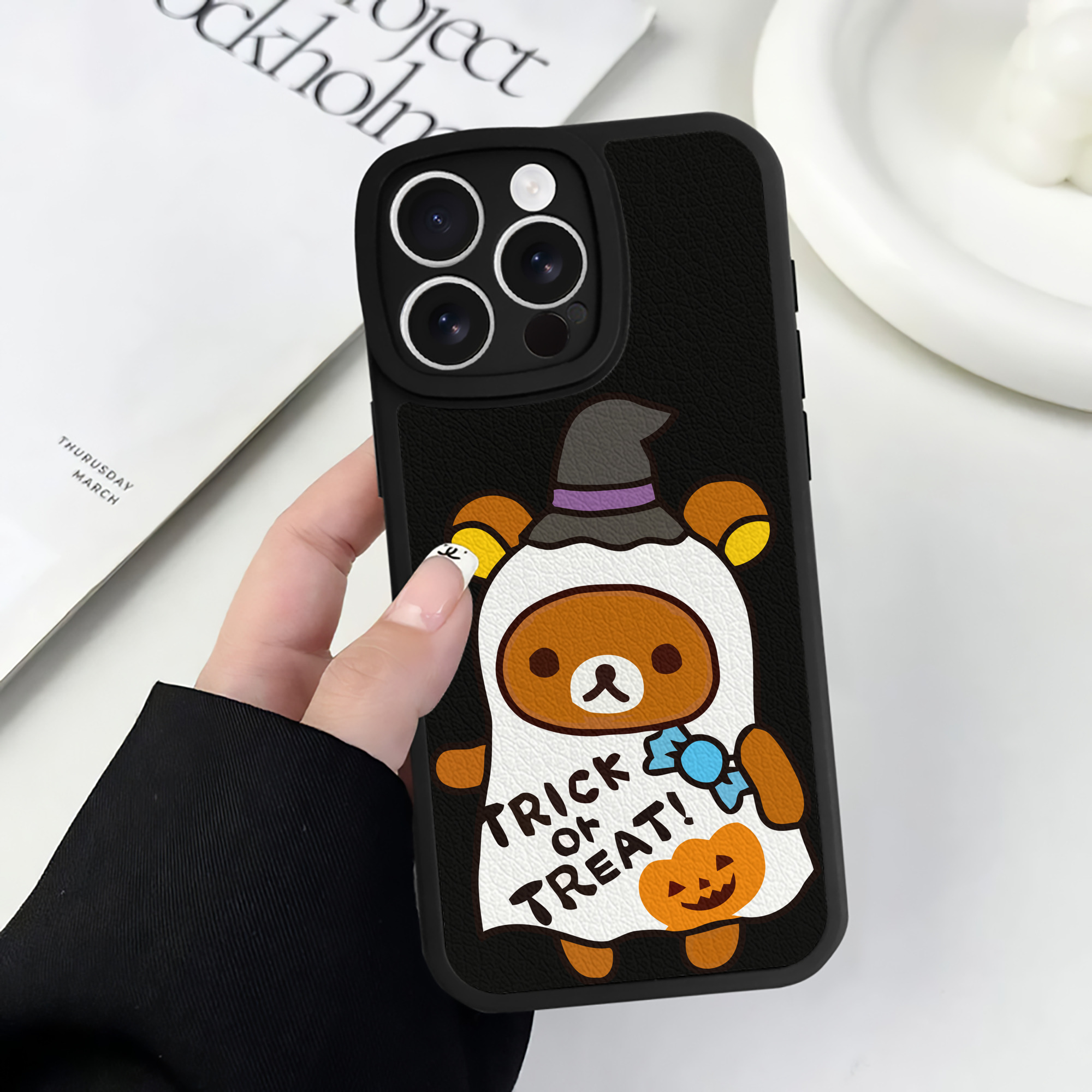 （画像用） リラックマ リラックマ キイロイトリ Rilakkuma Korilakkuma Kiiroitori 【iPhone 16シリーズ対応】シリコンスマホケース（レザー調） 材質：シリコン